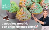 Cupcakes arcoíris con chips de chocolate