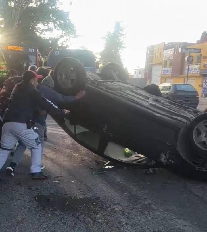 AUTOMOVILISTA EN ESTADO DE EBRIEDAD VOLCÓ EN SAN FRANCISCO TLALCILALCALPAN