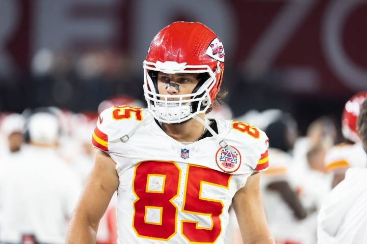 Deadspin | Chiefs add veteran TE Robert Tonyan to active roster