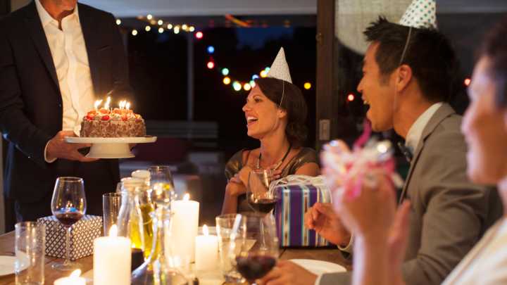 Celebran su cumpleaños en un local de Ibiza, llevan su propia tarta y, cuando se la van a comer, les quieren cobrar por algo insólito