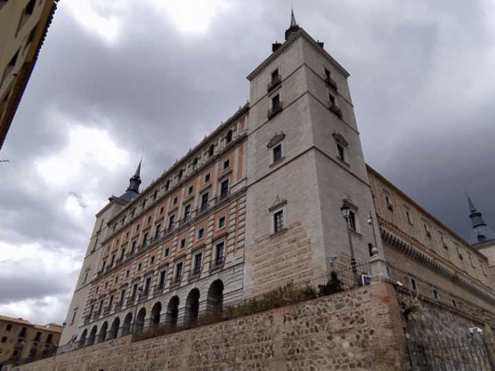 Acusan a la ministra de Defensa de incumplir la ley al no exhumar los cuerpos de los "golpistas" enterrados en el Alcázar de Toledo