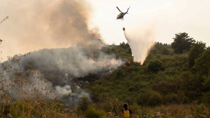 Detenido un hombre de 75 años que hizo una hoguera para cocinar y provocó el incendio de Molinaseca