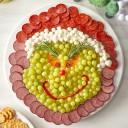 How to Build a Grinch Charcuterie Board