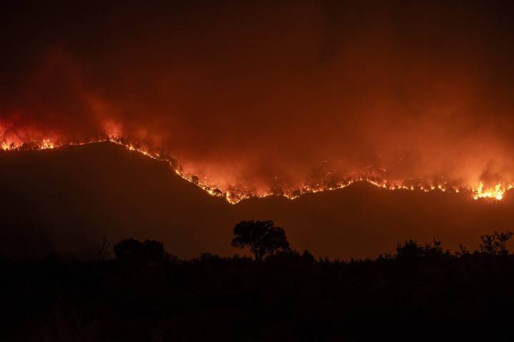 Los incendios en España dejan dos muertos, varios heridos graves y miles de desalojados