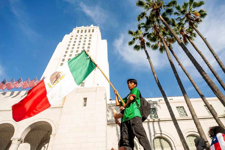 Por qué las personas blancas se alteran más que otros estadounidenses al ver banderas mexicanas en protestas migratorias
