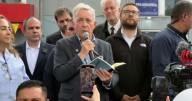 Álvaro Uribe rinde homenaje a Miguel Uribe en el lugar donde le dispararon