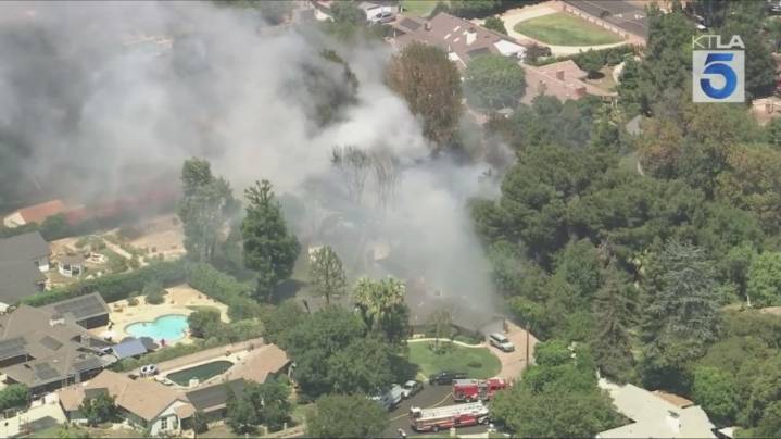 Grass fire threatens structures in Northridge