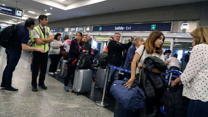 Paro de controladores aéreos: el Gobierno advierte por multas y sanciones