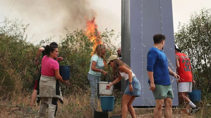 Nuevos incendios y reactivaciones desalojan ocho poblaciones en León