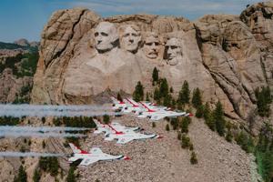 Air Force’s Thunderbirds zoom past Mount Rushmore