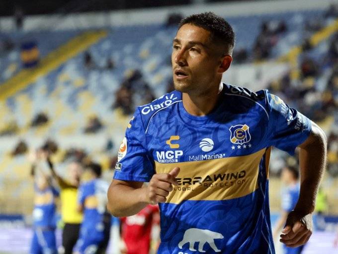 Everton alcanzó un "mutuo acuerdo" con Juan Delgado para poner fin anticipado a su contrato
