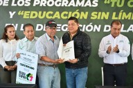 Gallardo entrega terrenos gratuitos y refuerza educación en La Pila