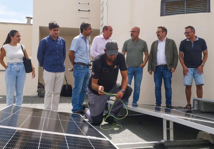 La comunidad energética de Siete Palmas realiza 25 instalaciones solares en once edificios