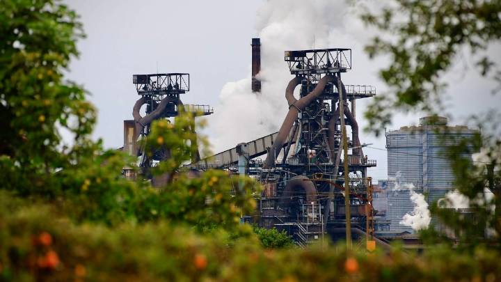 La industria recupera parte de la rebaja de la luz tras una orden del Gobierno a las eléctricas