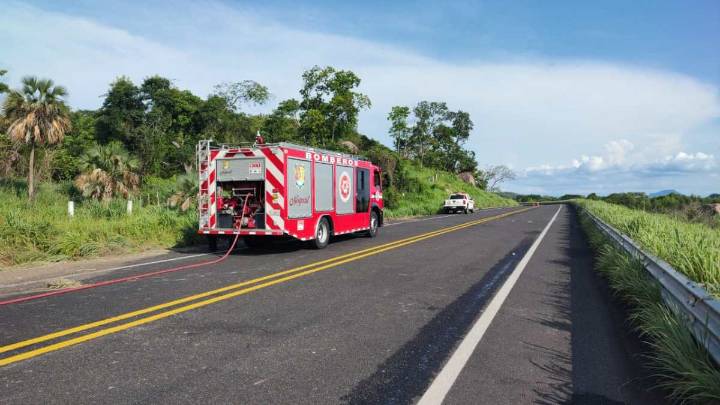 SOBRE LA PIPA VOLCADA POR AUTOPISTA TEPIC