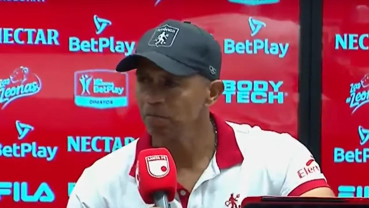 Entrenador de América, al borde del llanto por racismo; se le 'quebró' la voz en rueda de prensa