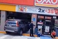 ¡Se equivocó de zaguán! Conductora se mete a Oxxo con todo y carro en La Paz