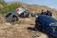 Continúan trabajos para retirar autos arrastrados por la tormenta de anoche