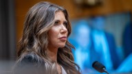 Kristi Noem anuncia que pintarán el muro fronterizo de negro