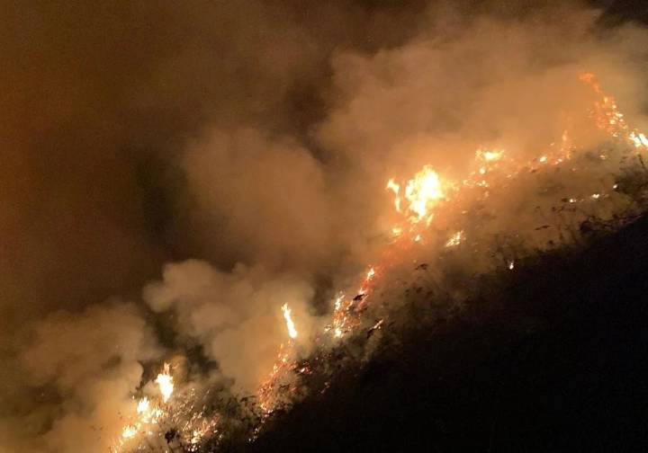 Los incendios castigan a los Picos de Europa y el fuego cruza a Cantabria por Camaleño