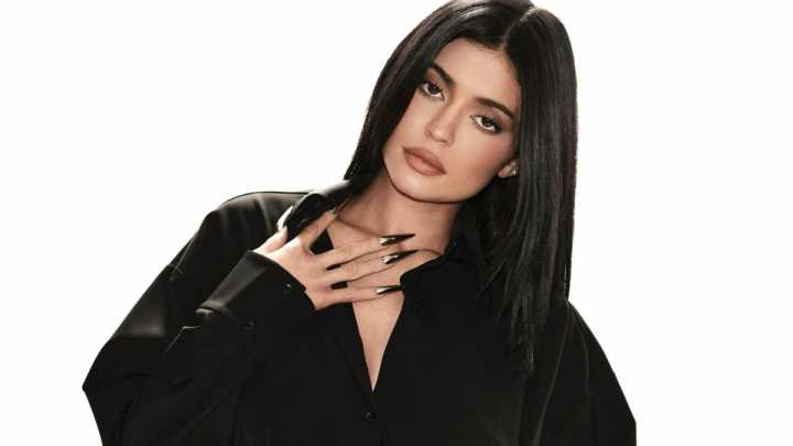 Kylie Jenner se declara fan de las uñas cromadas y estos son 5 diseños de uñas en los que puedes llevarlas