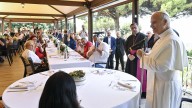 El papa come con un centenar de pobres en Castel Gandolfo