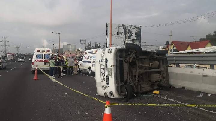 Volcadura de una camioneta de pasajeros dejó una persona muerta y 13 lesionados