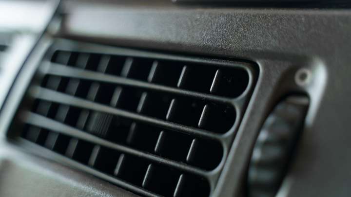 Mecánicos avisan del grave error que cometes con el aire acondicionado del coche: "Si huele como a pies..."