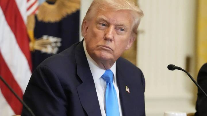 Trump señala a NBC y ABC como "una amenaza" para la democracia y sugiere retirarles las licencias