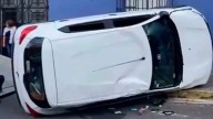 Auto sufre volcadura en pleno Centro Histórico, un tripulante queda herido
