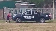Video: una mujer hirió a dos policías durante la detención de un conocido delincuente