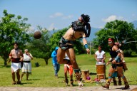 Grupos prehispánicos “luchan” en el mítico juego de pelota