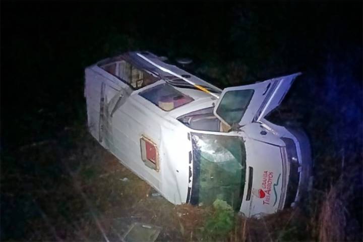 Vehículo con diez empleados volcó en la Ruta 39 tras esquivar un carpincho