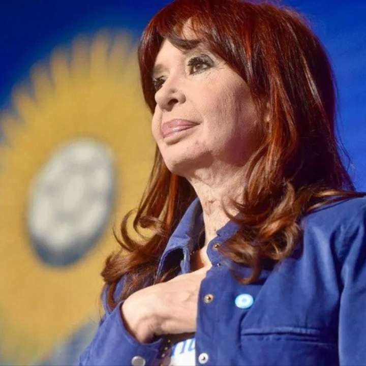 Cristina Kirchner saludó a la militancia de Bahía Blanca y criticó a Javier Milei por el veto a la emergencia