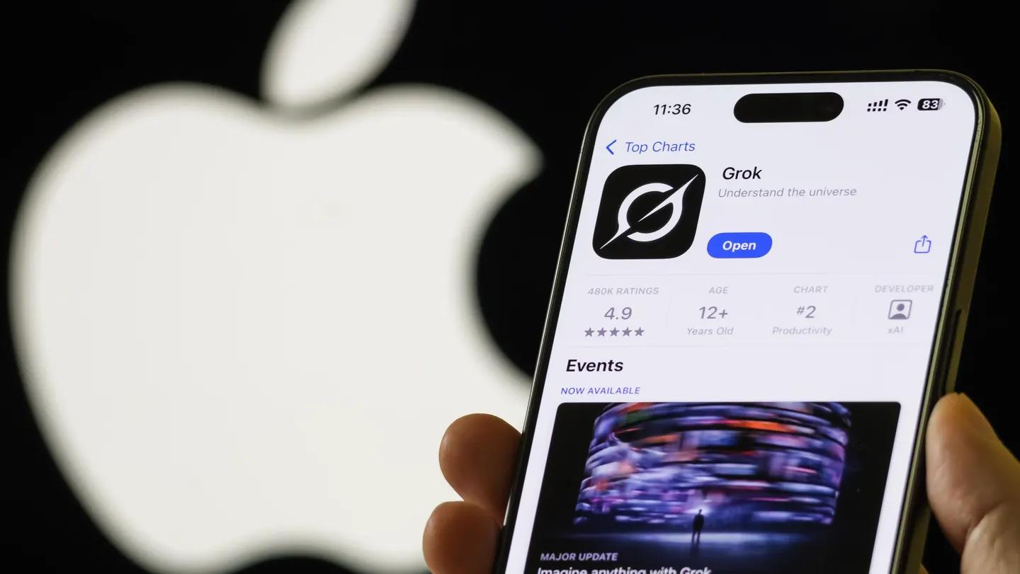Musk afirma que Apple está impulsando ChatGPT en lugar de Grok en la App Store; amenaza con acciones legales