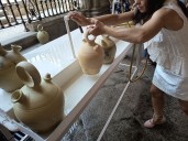 El calor no frena la tradición y cientos de toledanos acuden a beber 'el agua de la Virgen' de los botijos