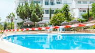 El reto viral en las piscinas que supone un elevado riesgo para la salud: ya ha obligado a prohibir el baño a miles de personas