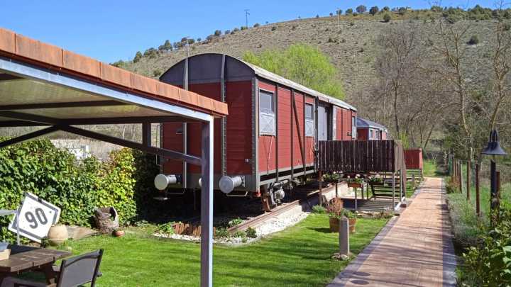 El pueblo cerca de Madrid donde puedes dormir en vagones de tren antiguos