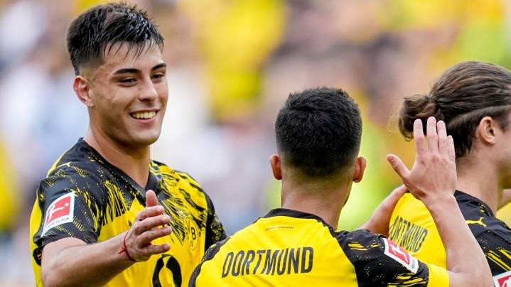 Aaron Anselmino debutó en el Borussia Dortmund con valla invicta goleada y ovación