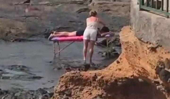 Montan una camilla de masaje en plena playa de Tenerife: “Esto ya supera el postureo”