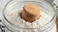 Por qué recomiendan poner un corcho dentro de un frasco con harina