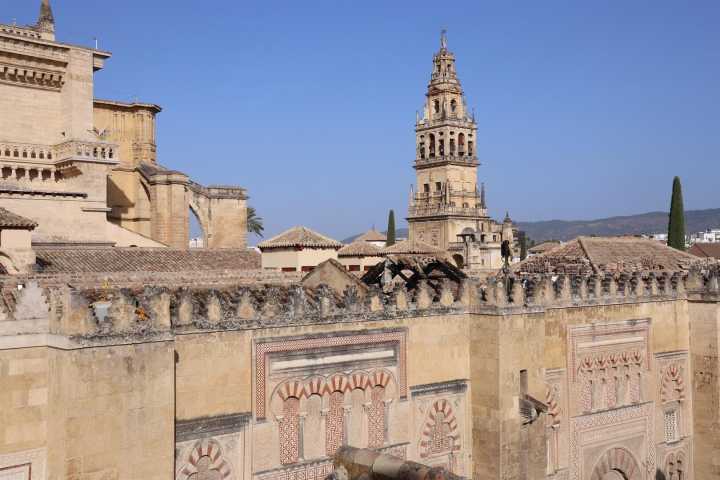 Colapso parcial en la Mezquita de Córdoba: el fuego derrumba el techo de una capilla y daña obras históricas