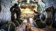 Así es el polémico operativo de aviones que lanzan ayuda sobre Gaza: sólo transporta unos 300 kilos