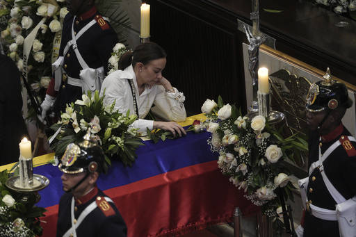 Colombianos despiden al precandidato Miguel Uribe Turbay con solemnes honras fúnebres