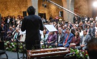 Entre tamales y música barroca, rinde informe Fernández Noroña como presidente del Senado