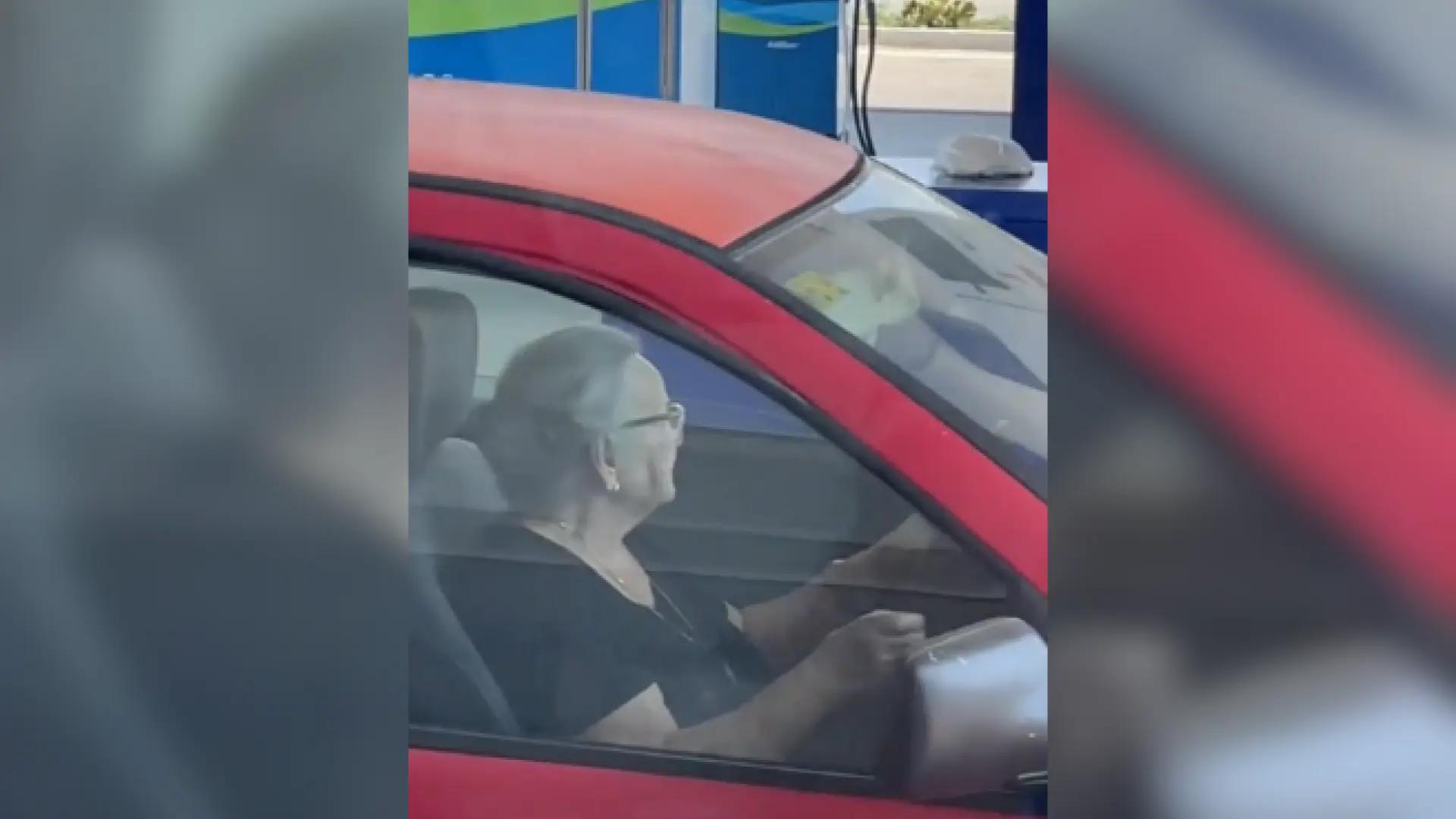 Una abuela de 93 años aparece con su coche en el trabajo de su nieta y provoca una oleada de reacciones