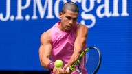 Alcaraz venció a Darderi, preocupó con una molestia física pero avanzó a la segunda semana del US Open