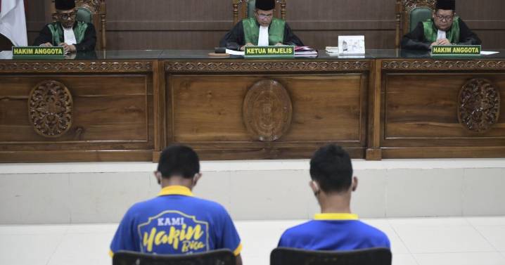Islamic court in Indonesia sentences 2 men to public caning for kissing and hugging