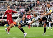 Un “niño” da la victoria al Liverpool