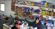 Un empleado municipal robó un celular y escapó en un auto oficial